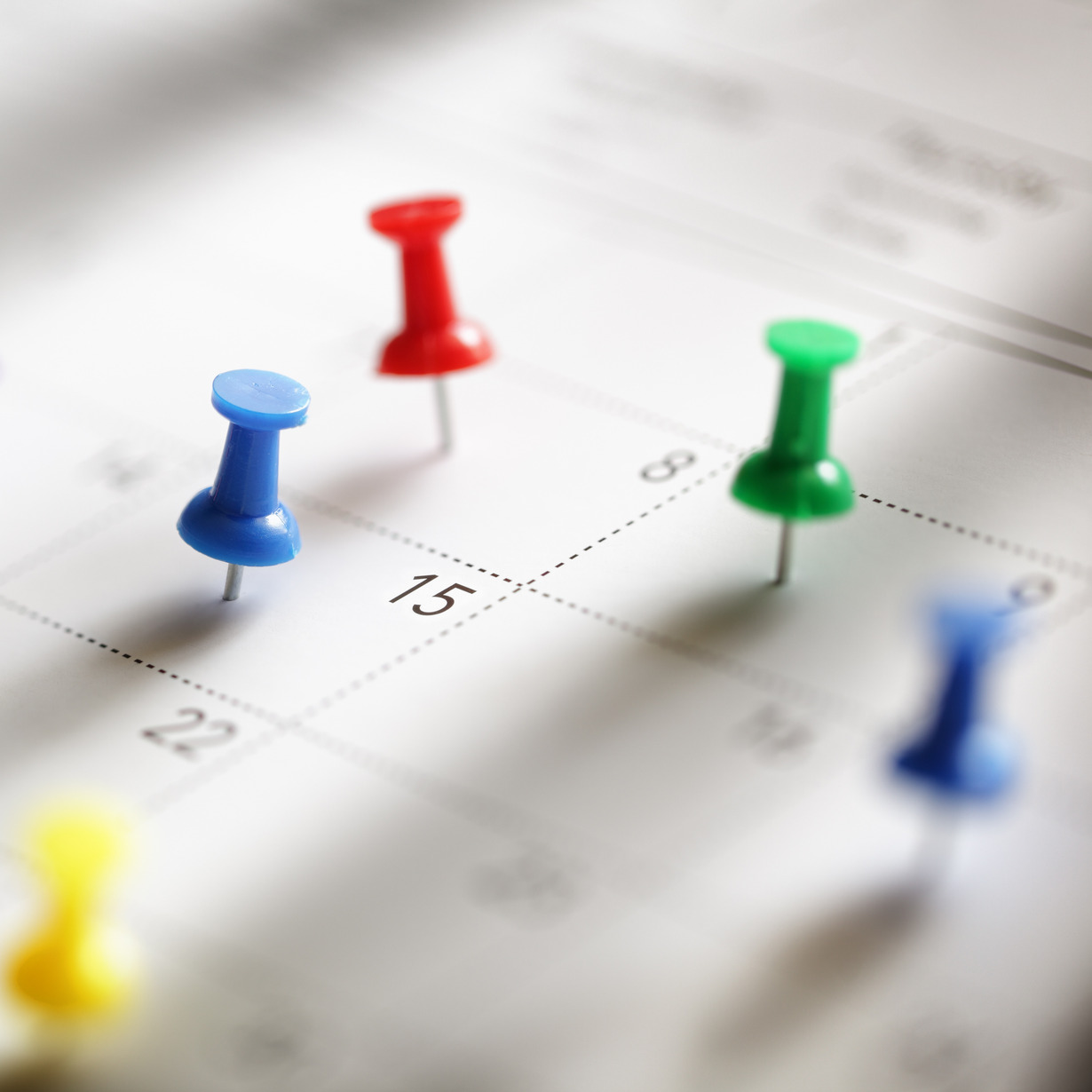 Heftzwecken stecken auf einem Terminkalender