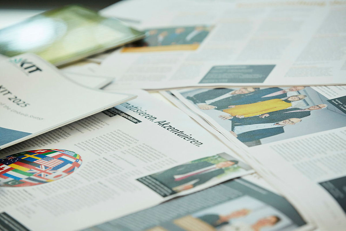Zeitschriftenartikel und Broschüren auf einem Tisch.